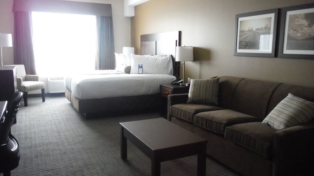Best Western Plus Lacombe Inn And Suites Room photo