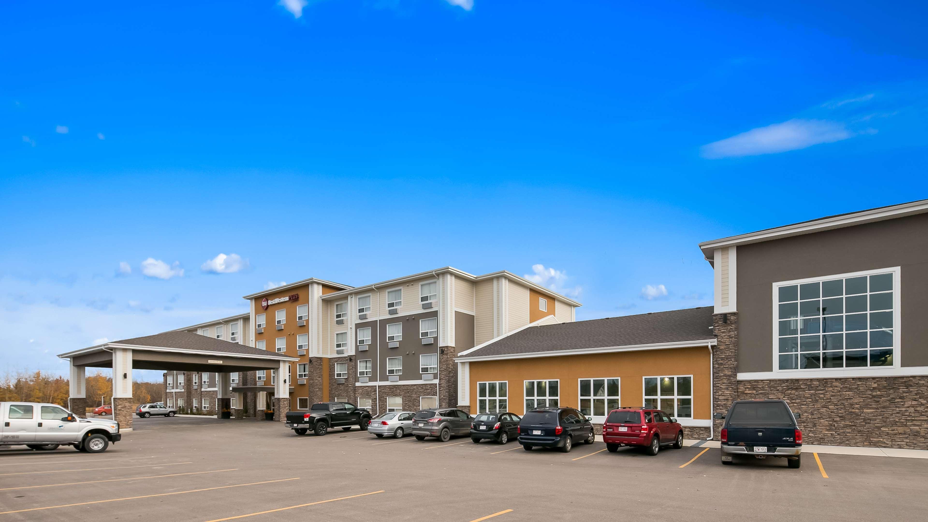 Best Western Plus Lacombe Inn And Suites Exterior photo
